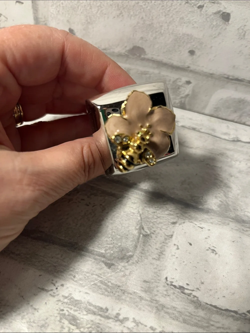 Gold Bee & Nude Flower wine stopper silver tone